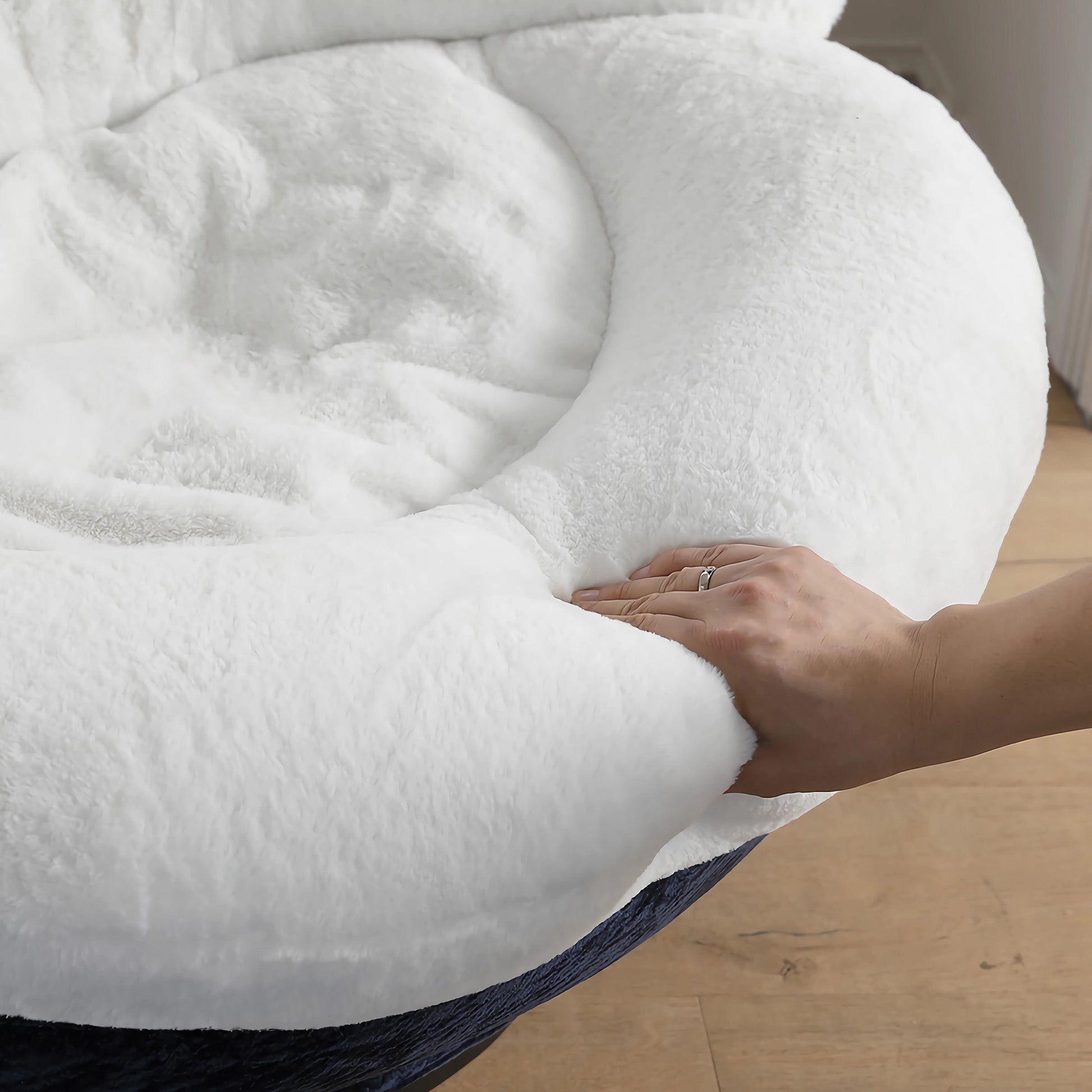 Gloria, Comfy Swivel Lounge Chair, White